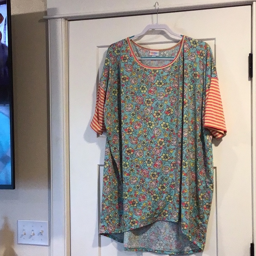 Super cute IRMA from LuLaRoe!  Butter soft!  95% polyester 5% Spandex!